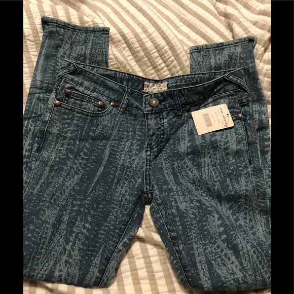 Free People Feather Print Skinny Jeans NWT - Picture 2 of 7